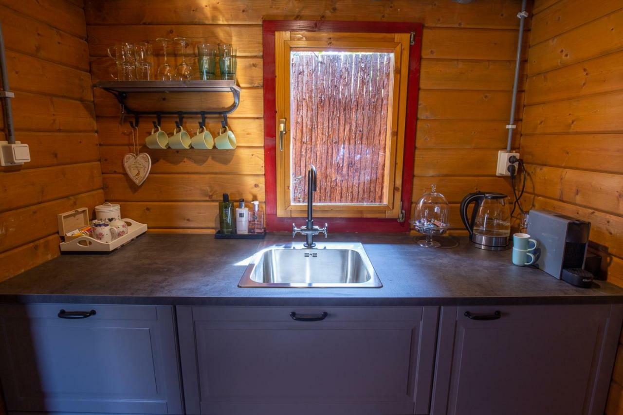 Onder De Kersenboom Bed & Breakfast ฮิลเวอร์ชุม ภายนอก รูปภาพ